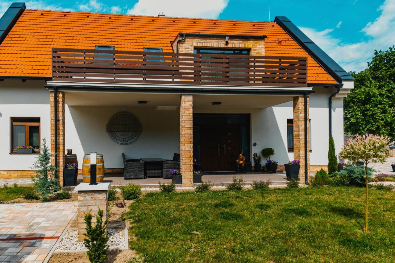 Dreko Panzio & Borbisztro Bed & Breakfast Győrújbarát Eksteriør bilde
