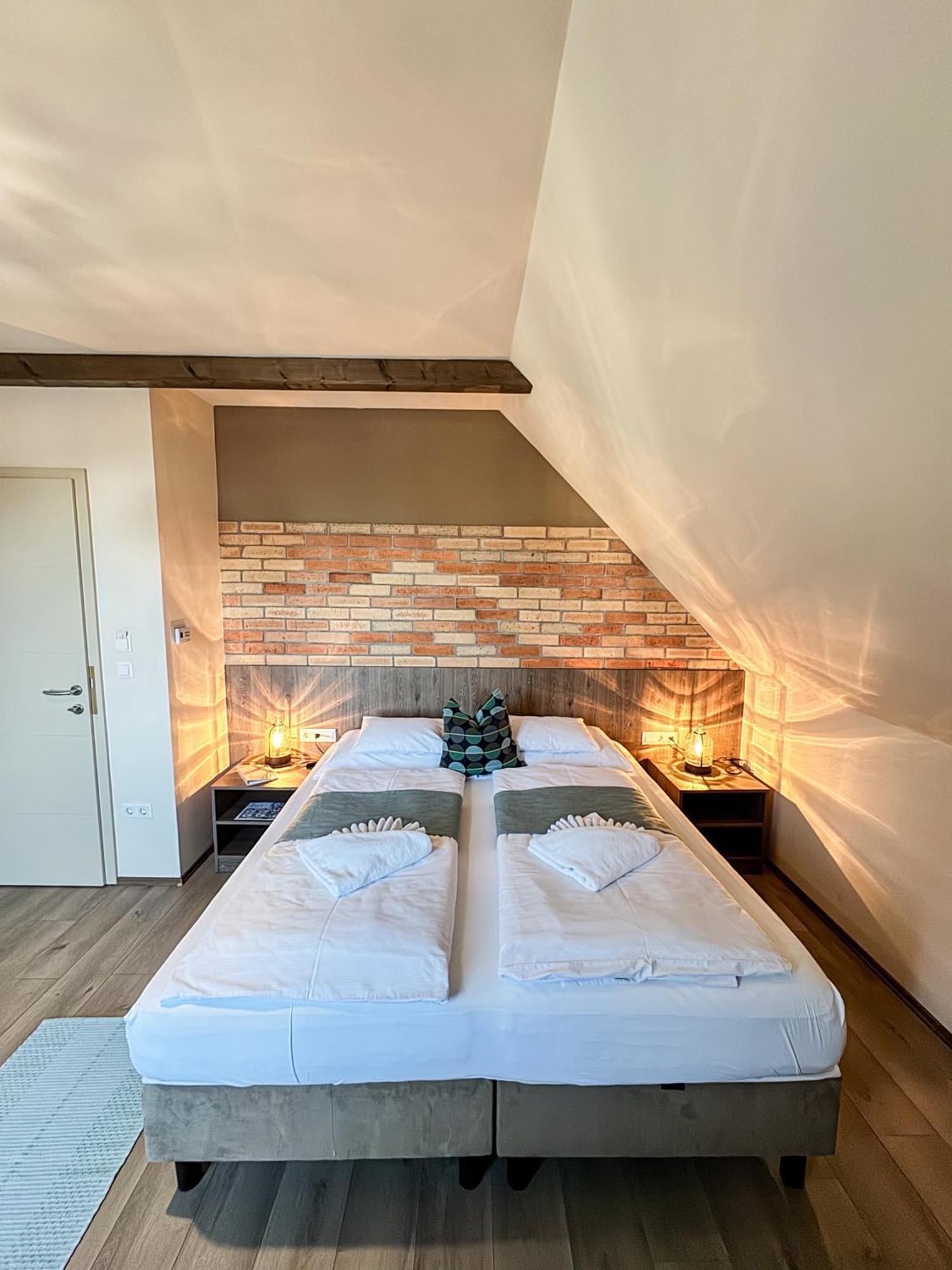 Dreko Panzio & Borbisztro Bed & Breakfast Győrújbarát Eksteriør bilde