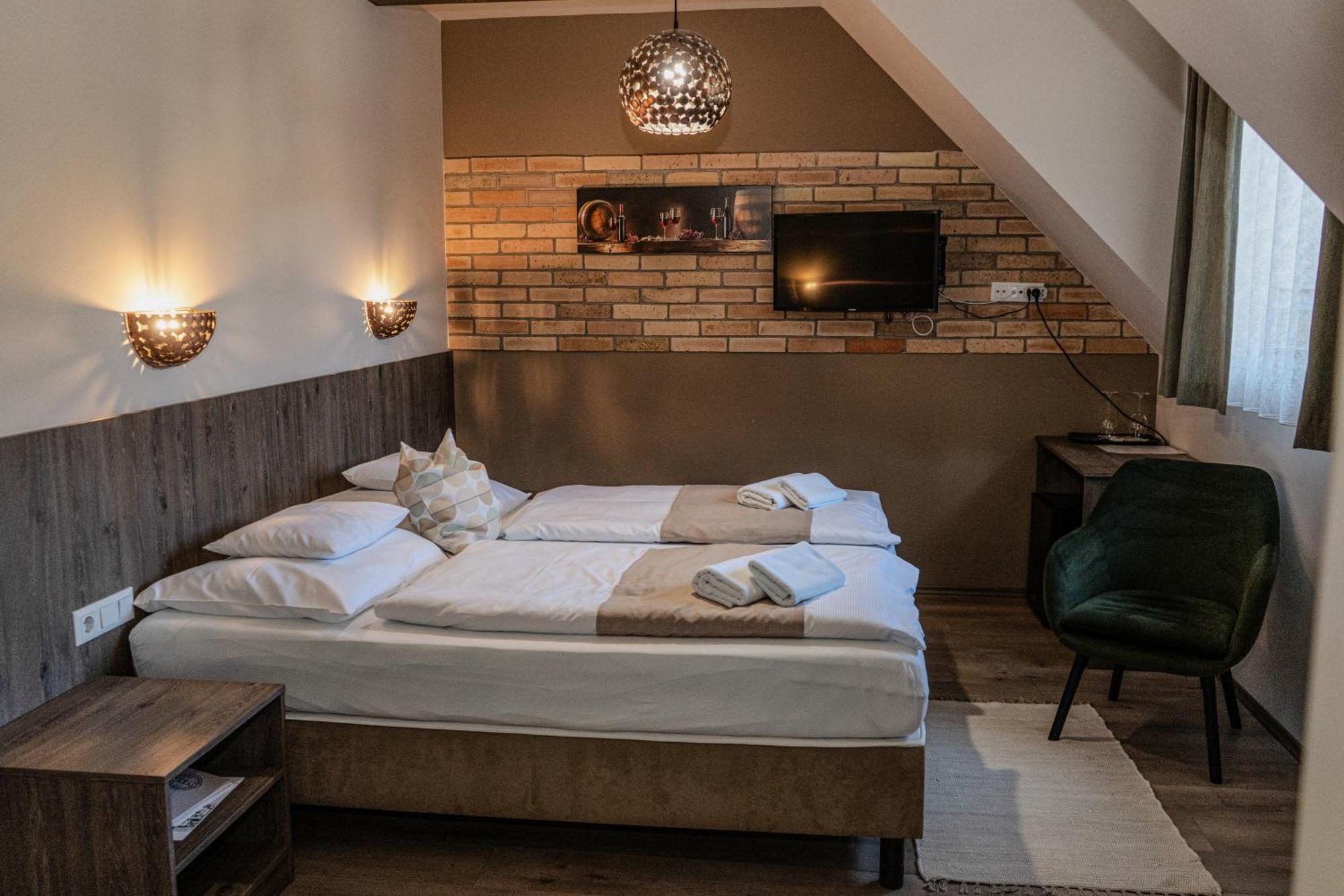 Dreko Panzio & Borbisztro Bed & Breakfast Győrújbarát Eksteriør bilde