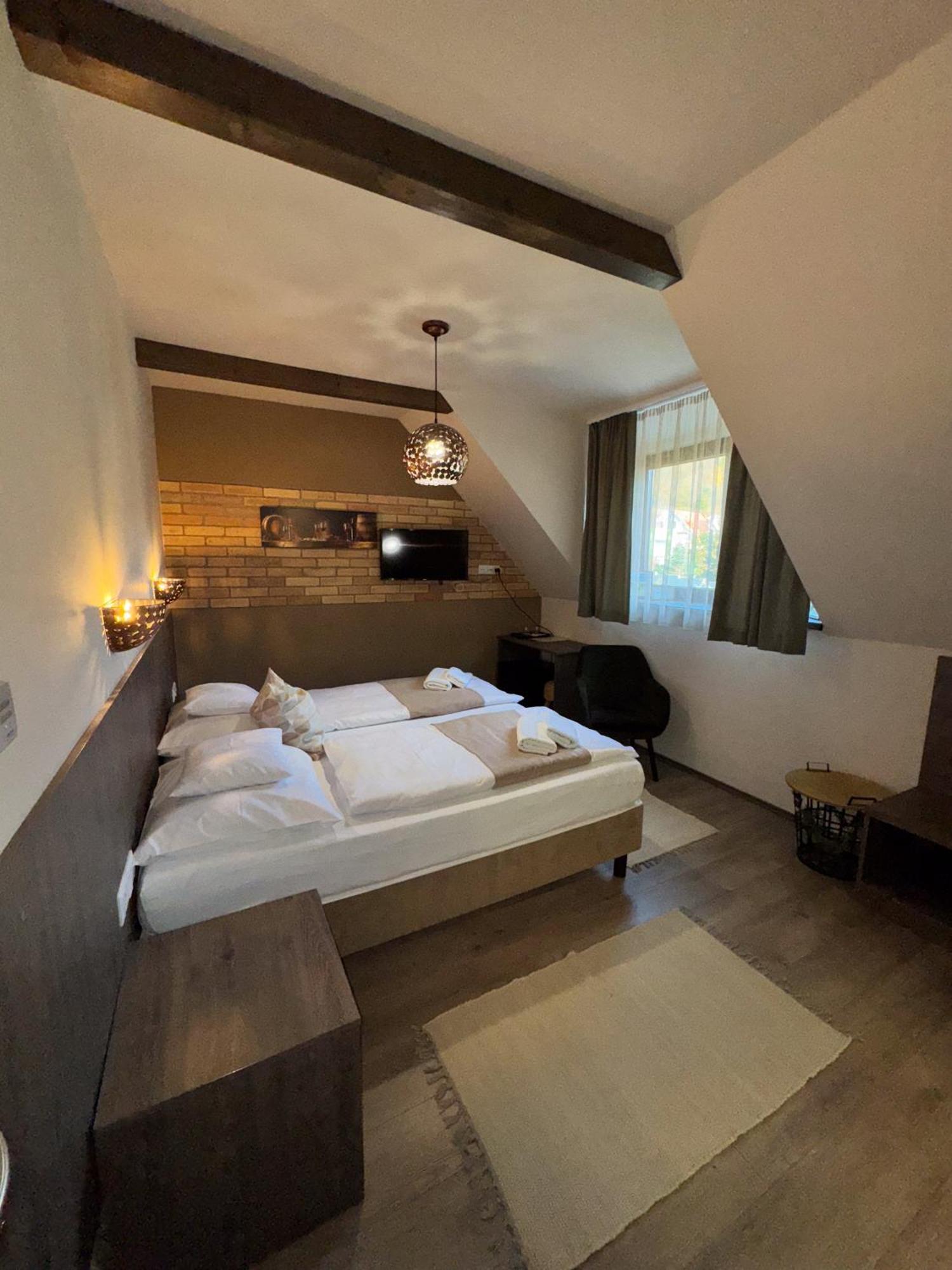Dreko Panzio & Borbisztro Bed & Breakfast Győrújbarát Eksteriør bilde