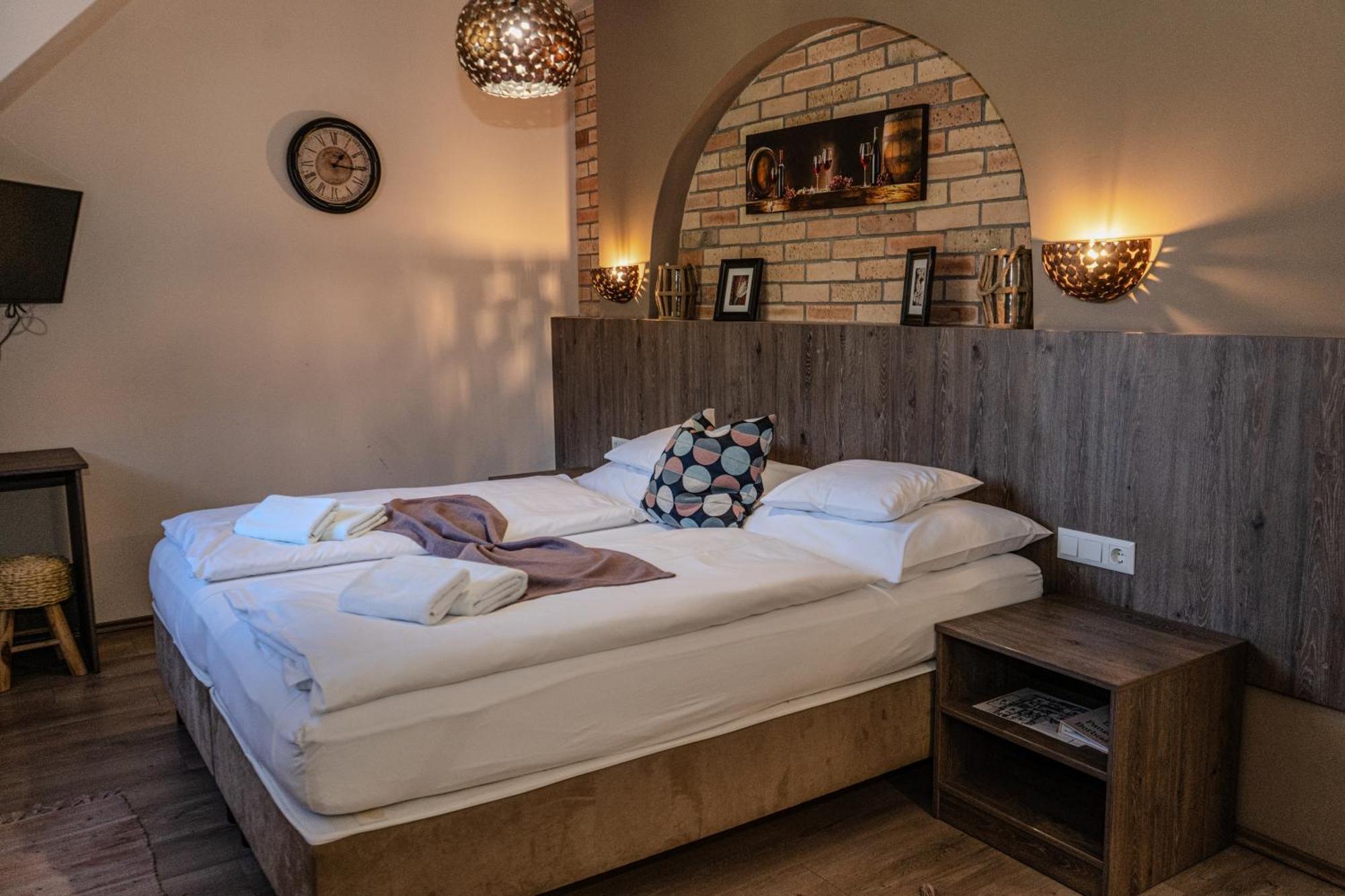 Dreko Panzio & Borbisztro Bed & Breakfast Győrújbarát Eksteriør bilde